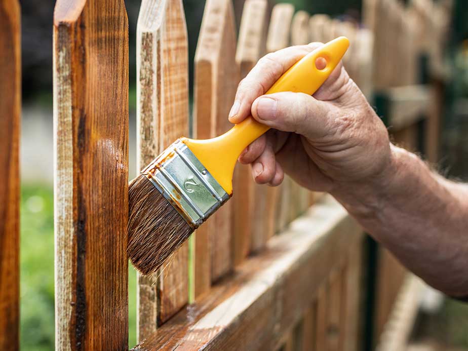 Staining & Sealing Fence Contractor in Fort Wayne IN
